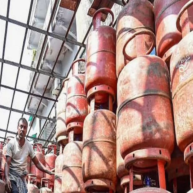 আজকের এই ডিজিটাল যুগে প্রায় সমস্ত কিছুই চলে এসেছে হাতের মুঠোয় ৷  অনলাইন শপিং থেকে অনলাইন ব্যাঙ্কিং সমস্ত কিছু এখন স্মার্টফোনে কয়েকটি ক্লিকের মাধ্যমে করতে পারবেন ৷ গ্যাস সিলিন্ডারের ক্ষেত্রেও এই সুবিধা পেয়ে যাচ্ছেন গ্রাহকরা ৷ নতুন গ্যাস কানেকশন নেওয়ার হলে বা সিলিন্ডার বুকিং আপনি এবার কেবল একটি মিসড কলের মাধ্যমে করতে পারবেন ৷ সরকারি তেল সংস্থাগুলির তরফে এরকম একাধিক অপশন দেওয়া হচ্ছে গ্রাহকদের ৷ এই মিসড কল দিয়ে আপনি এই সুবিধা নিতে পারবেন ৷ 