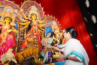  শহরের বিভিন্ন পান্ডেলের উদ্বোধনে দেখা গিয়েছে মুখ্যমন্ত্রীকে ৷ জেলার পুজোরও ভার্চুয়াল উদ্বোধন করেছেন তিনি৷ 