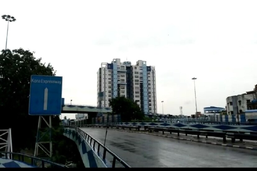 বিজেপির নবান্ন অভিযান ঘিরে নিশ্ছিদ্র নিরাপত্তার ঘেরাটোপে মুড়ে ফেলা হয়েছে হাওড়া শহরকে৷ বন্ধ করে দেওয়া হল হাওড়া ব্রিজ। হাওড়া ময়দানে সিটি পুলিশের তরফে লোহার ব্যারিকেড তৈরি করা হয়েছে নবান্নের দিকে যাওয়ার রাস্তায় ৷ তৈরি রাখা হয়েছে জল কামান ৷ সকালেই জেলার প্রাশসনিক আধিকারিকরা রাস্তায় নেমে নিরাপত্তা ব্যবস্থা খতিয়ে দেখলেন ৷ বিজেপির নবান্ন অভিযানকে ঘিরে রীতিমতো দূর্গে পরিণত হয়েছে হাওড়া শহর৷