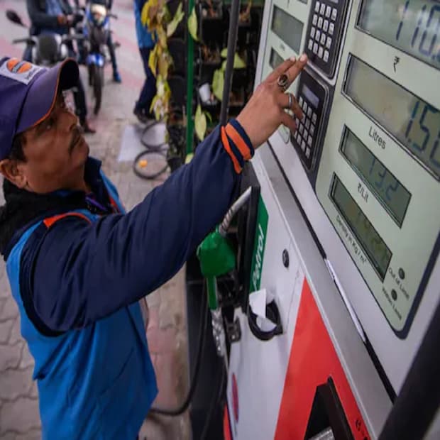 দেশের তিনটি অয়েল মার্কেটিং সংস্থা HPCL, BPCL ও IOC প্রতিদিন সকাল ৬টায় পেট্রোল ও ডিজেলের দাম জারি করে থাকে ৷ নতুন দাম ওয়েবসাইটের পাশাপাশি মোবাইল ফোনে এসএমএস-এর মাধ্যমেও চেক করতে পারবেন ৷