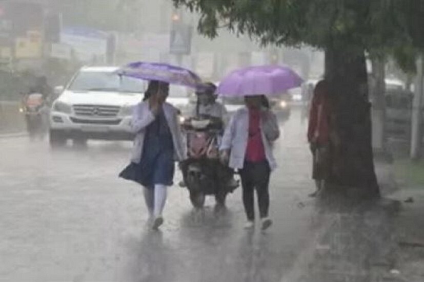 অ্যাকুওয়েদারের ওয়েদার আপডেট অনুযায়ী আপেক্ষিক আর্দ্রতা ও তাপমাত্রা মিলে ফের একবার ফিল লাইক তাপমাত্রা ৪০ ডিগ্রি সেলসিয়াসের মতো অনুভূত হবে৷ তবে বেলা বাড়লে ইতঃস্তত বিক্ষিপ্ত হালকা বৃষ্টির সম্ভাবনা রয়েছে৷
