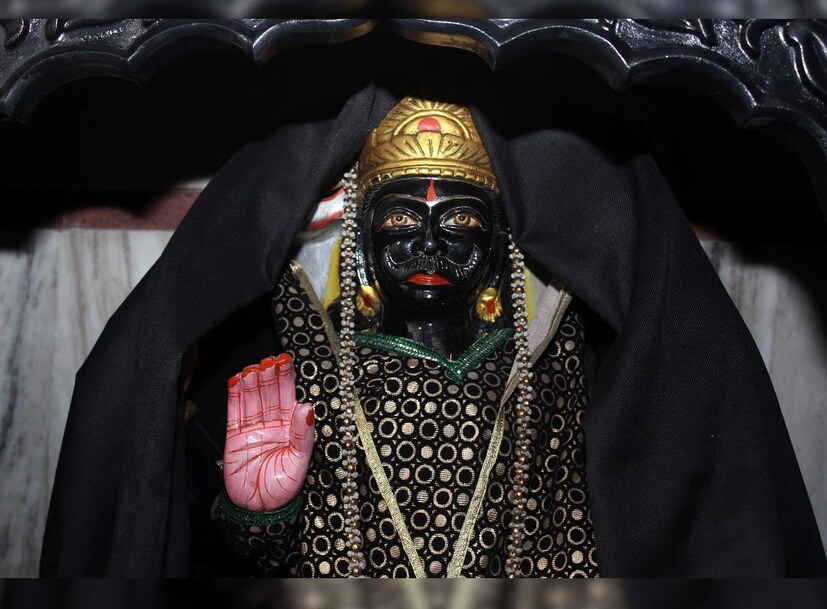 কখন একজন ধনী হয়ে উঠতে পারে?- শনি যদি ব্যক্তির জন্মছকে অনুকূল থাকেন— তৃতীয়, ষষ্ঠ বা একাদশ ঘরে থাকেন, তবে সেই ব্যক্তি আর্থিক ভাবে খুবই শক্তিশালী হয়ে থাকেন। আবার, শনি যদি কোনও ব্যক্তির জন্মছকে উচ্চপদস্থ থাকেন বা শনি যদি নিজের ঘরে থাকেন তবে জাতক ধনবান হয়ে থাকেন। এই সব ছাড়াও যদি শনি বিশেষ ভাবে অনুকূল হন, সেই সঙ্গে শনির মহাদশা, সাড়েসাতি বা ঢাইয়া না চলে, তা হলে সেই ব্যক্তির জীবনে কখনও অর্থের অভাব হয় না। এ সবের মাঝে বাবা-মায়ের আশীর্বাদ থাকাটাও খুব জরুরি।