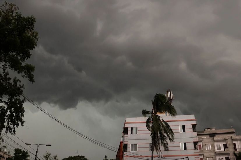 আবহাওয়া দফতরের তরফে জানানো হয়েছে, রাজধানী রাঁচি থেকে ঝাড়খণ্ডের পূর্ব ও দক্ষিণ জেলাগুলিতে ভারী বৃষ্টির হলুদ সতর্কতা জারি করা হয়েছে। সেই সঙ্গে বজ্রপাতের সতর্কতাও জারি করা হয়েছে। গুমলা সহ রাজধানী রাঁচি, ধানবাদ প্রভৃতি এলাকায় ভারী বৃষ্টির পূর্বাভাস।