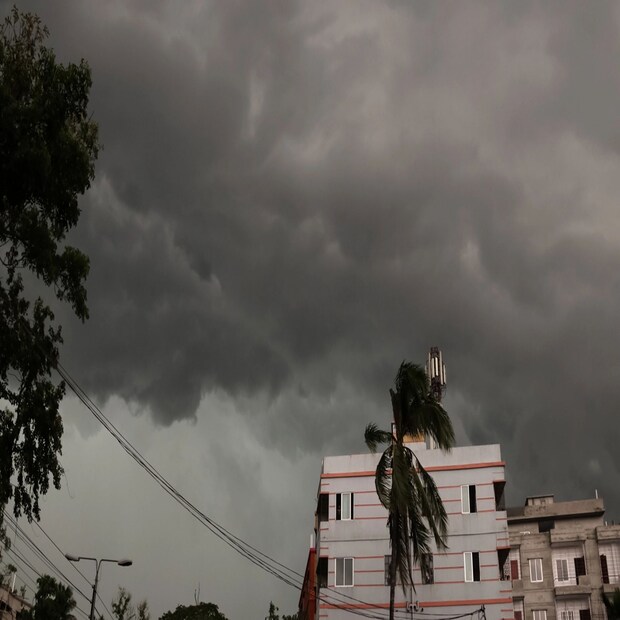 যদিও সুখবর নেই কলকাতার জন্যে। কারণ আলিপুর আবহাওয়া দফতরের পূর্বাভাস অনুযায়ী, অসময়ের এই বৃষ্টির প্রভাব পড়বে না কলকাতায়। হাওয়া অফিস সূত্রে জানানো হয়েছে, কলকাতায় আপাতত বৃষ্টির তেমন সম্ভাবনা নেই। তাপমাত্রার কোনও পরিবর্তনও হবে না এর ফলে।