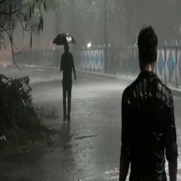 আগামিকাল শনিবার বিশ্বকর্মা পুজো। এই পুজোর দিনেও দক্ষিণবঙ্গে বিক্ষিপ্তভাবে বৃষ্টির পূর্বাভাস। উত্তরবঙ্গে ভারী বৃষ্টির পূর্বাভাস। দক্ষিণবঙ্গে তাপমাত্রা সামান্য বাড়তে পারে।