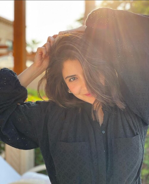 নিজের ট্যুইটার হ্যান্ডেলে কালো পোশাকের অনুষ্কার ছবি পোস্ট করে বিরাট লেখেন কী জানেন! এত দিন পরেও এমন কথা!  photo source collected