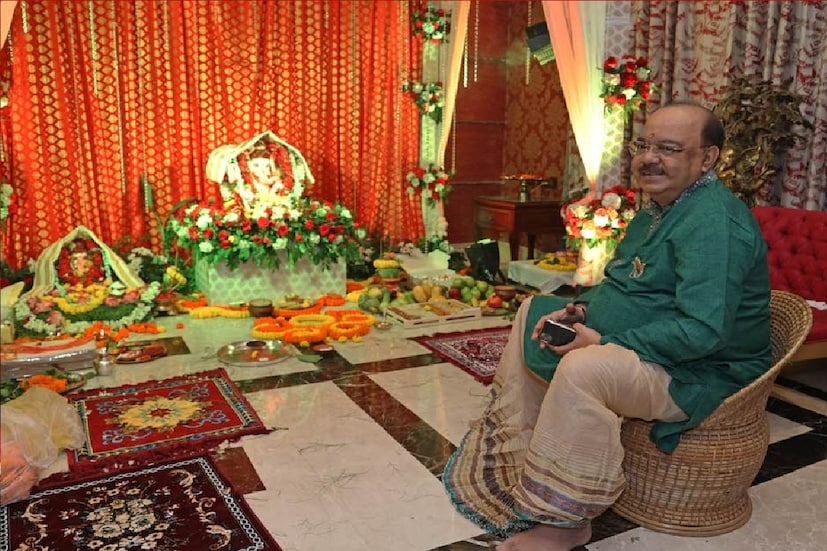 *শোভন চট্টোপাধ্যায় পরেছিলেন গাড় সবুজ রঙা পাঞ্জাবি এবং সবুজ পারের বেজ রঙা ধুতি। পাঞ্জাবিতে ছিল সোনার ব্রোচ। 