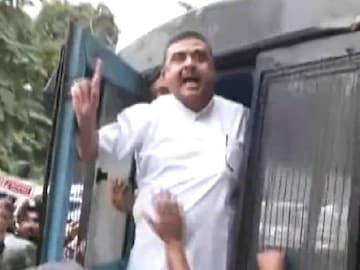 মিথ্যে মামলায় ফাঁসাতে পুলিশের গাড়িতে পুলিশ, নাহলে তৃণমূলের কর্মীরাই আগুন লাগিয়েছে... দাবি শুভেন্দুর (Photo Courtesy: ANI)