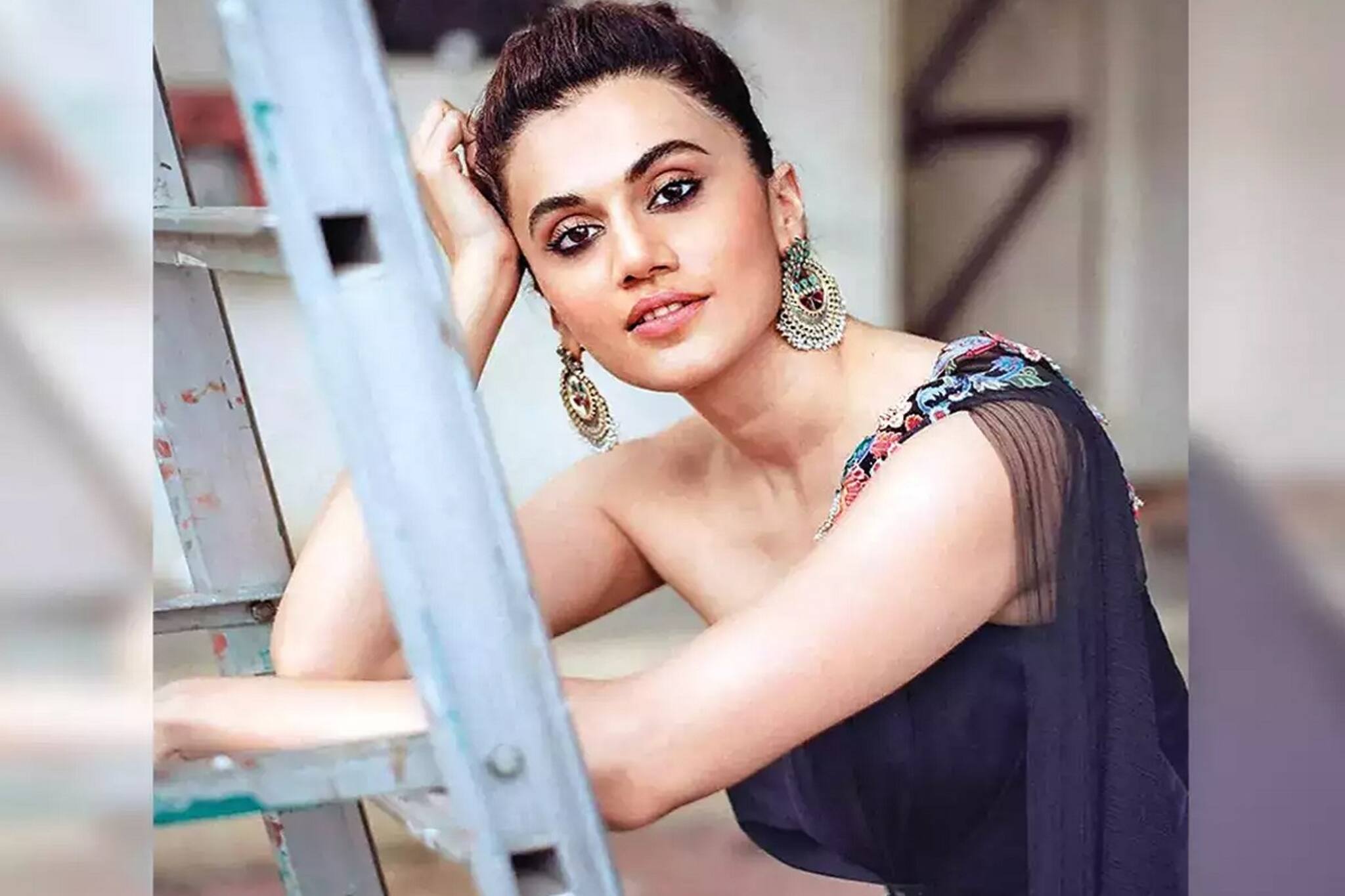 ভরা অনুষ্ঠানে ফোটোগ্রাফারদের দিকে তেড়ে গেলেন তাপসী,নায়িকার কাণ্ডে রেগে নেটিজেনরা