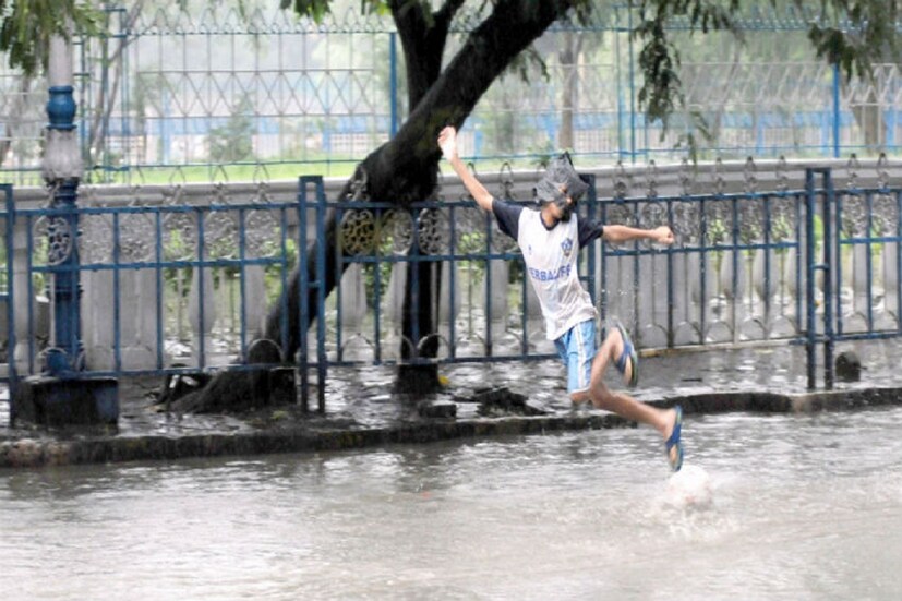 গাঙ্গেয় এলাকায় ঝোড়ো হাওয়ার সঙ্গে ভারী বৃষ্টির সতর্কতা জারি করেছিল আবহাওয়া দফতর। আবহাওয়া দফতরের পূর্ব ঘোষণা অনুযায়ী, মঙ্গলবার সকাল থেকে শুরু হয়েছিল বৃষ্টি। বৃহস্পতিবার পর্যন্ত সেই বৃষ্টির পরিমাণ আরও বাড়ার কথাই জানিয়েছে হাওয়া অফিস। (প্রতীকী ছবি)