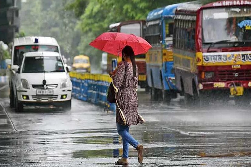 আসছে বাঙালির প্রিয় দুর্গাপুজো। কিন্তু সেই পুজোর মাঝেই চিন্তার ভাঁজ। পুজোর মুখে ফের রাজ্যে নিম্নচাপের ভ্রুকুটি। আলিপুর আবহাওয়া দফতর জানিয়েছে, বঙ্গোপসাগরে তৈরি হয়েছে নিম্নচাপ। আগামী ৪৮ ঘণ্টায় তা শক্তিশালী নিম্নচাপে পরিণত হবে। রাজ্যের বিভিন্ন জায়গাতে ভারী বৃষ্টি হবে। 