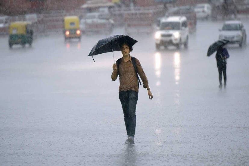 আপাতত উত্তর ও দক্ষিণবঙ্গের মাঝারি থেকে হালকা বৃষ্টিপাত হতে পারে ৷ আবহাওয়া দফতর সূত্রে জানতে পারা গিয়েছে যে নিম্নচাপ তারি হয়েছিল হয়েছিল তা পশ্চিমবঙ্গ থেকে দূরে সরে গিয়েছে ৷  (প্রতীকী ছবি)