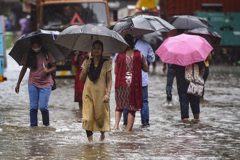 শুক্রবারের নিম্নচাপটি বর্তমানে বেশ কিছুটা শক্তি বাড়িয়েছে। তবে ওই একই এলাকাতে অবস্থান করছে। এটি আগামী ২৪ ঘণ্টায় এটি গভীর নিম্নচাপে পরিণত হবে। যার ফলে দক্ষিণবঙ্গে আগামী চার দিন ভারী বৃষ্টিপাতের সম্ভাবনা রয়েছে। ভারী থেকে অতিভারী বৃষ্টির সম্ভাবনা রয়েছে উত্তর ও দক্ষিণ ২৪ পরগনা, পূর্ব ও পশ্চিম মেদিনীপুর এবং হাওড়ায়। 