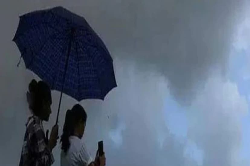 হাওয়া অফিস জানিয়েছে, আগামী ২-৩ দিন আবহাওয়ার বিশেষ কোনও পরিবর্তন হবে না। ফলে ভারী বৃষ্টি হওয়ার এখনই কোনও সম্ভাবনা নেই দক্ষিণবঙ্গে। উত্তরের তিন জেলা দার্জিলিং, জলপাইগুড়ি এবং আলিপুরদুয়ারে ভারী থেকে অতিভারী বৃষ্টির সম্ভাবনা রয়েছে।   