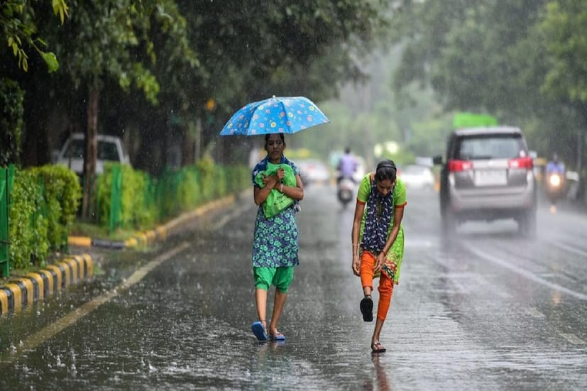 আবহাওয়া দফতরের পক্ষ থেকে জানানো হয়েছে, উত্তর ২৪ পরগনা, দক্ষিণ ২৪ পরগনা, পূর্ব মেদিনীপুর, বাঁকুড়া, পশ্চিম বর্ধমান, বীরভূম, মর্শিদাবাদ ও নদিয়ায় হালকা থেকে মাঝারি বৃষ্টিপাত হতে পারে ৷ (প্রতীকী ছবি)