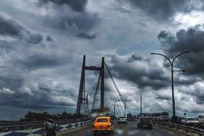 বৃহস্পতিবার অতি ভারী বৃষ্টির সম্ভাবনা রয়েছে আলিপুরদুয়ার জেলায়। উত্তরবঙ্গের বাকি জেলাগুলির মধ্যে দার্জিলিং, জলপাইগুড়ি এবং কালিম্পং জেলায় কয়েক পশলা ভারী বৃষ্টির সম্ভাবনা রয়েছে। উল্লেখ্য, এই মরশুমের গত কয়েকদিনে লাগাতার বৃষ্টিতে স্বস্তিতে কেটেছিল কলকাতা-সহ দক্ষিণবঙ্গবাসীর৷ তবে যেই দু -তিন ধরে বৃষ্টির পরিমাণ অনেকটাই কমে গেছে তাতেই ফের একবারে দুঃসহ আবহাওয়া।