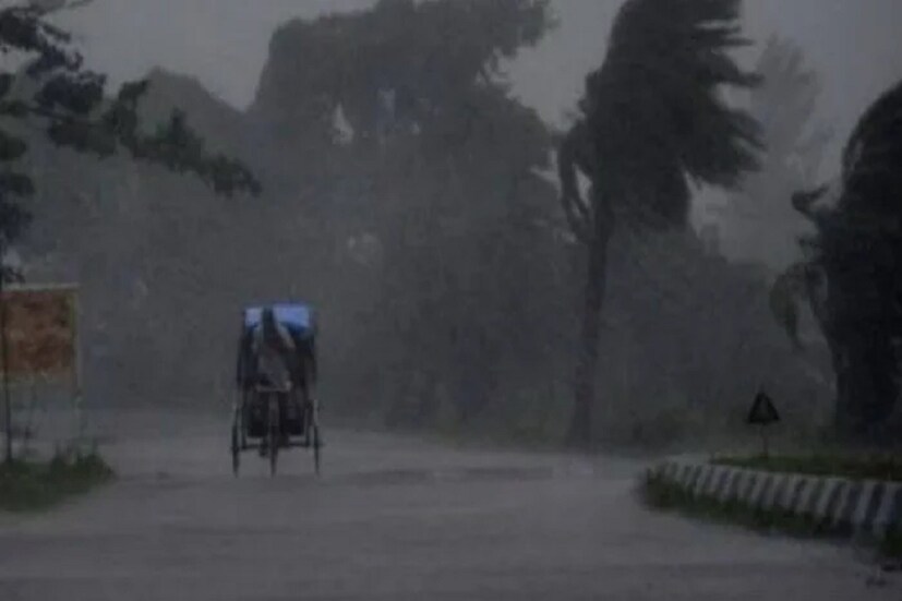 রবিবার কলকাতা সহ দক্ষিণবঙ্গের জেলায় জেলায় রয়েছে ভারী বৃষ্টিপাতের সম্ভাবনা। বুধবার পর্যন্ত চলবে বৃষ্টিপাত। এরপর আবহাওয়ার কিছুটা বদল হতে পারে বলে মনে করা হচ্ছে। দুই মেদিনীপুর এবং উত্তর ও দক্ষিণ ২৪ পরগনাতে আগামী চার দিন ভারী বৃষ্টিপাতের সম্ভাবনা রয়েছে। কলকাতার পাশাপাশি হাওড়া, হুগলি, নদিয়া সহ দক্ষিণবঙ্গের জেলাগুলিতে রয়েছে বৃষ্টিপাতের সম্ভাবনা।