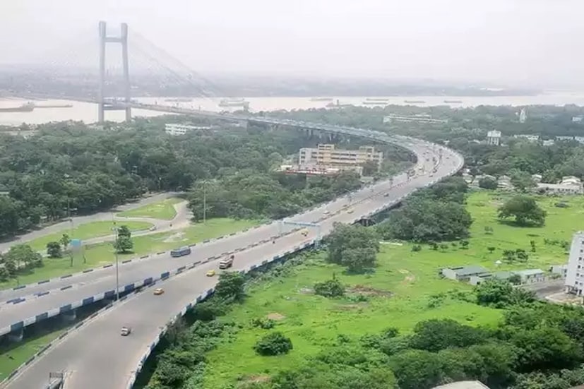 এমনকি পুজোর মধ্যে বর্ষণের সম্ভাবনার কথা শুনিয়েছিল আলিপুর আবহাওয়া দফতর। কিন্তু দিন যত এগিয়েছে তত বর্ষণের সম্ভাবনা ক্ষীণ হয়েছে। আপাতত পুজোর চার দিন বর্ষণের কোনও সম্ভাবনা নেই বলেই জািনয়েছে হাওয়া অফিস। আপাতত রাজ্যে ভারী বর্ষণের কোনও সম্ভাবনা নই। বলতে গেেল মেঘমুক্ত পুজো কাটাবেন শহরবাসী।