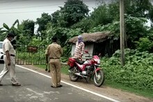 নাকা চেকিংয়ে বাইক থামাল পুলিশ! যুবকের ব্যাগ থেকে যা মিলল, আকাশ থেকে পড়লেন সকলে