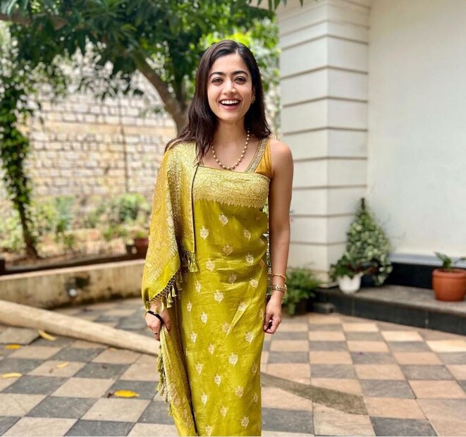 সাবেকী সাজে ক্যানডিড মুহূর্তে রশ্মিকা