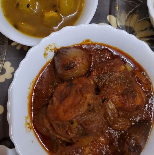 সঙ্গে কষা মাংস৷ যা বাঙালি রান্নার ট্রেড মার্ক৷ তবে শুধু মাছ-মাংসেই থেমে থাকল না মেনু৷ জুড়ল সব্জি, ভাজা৷ সবই৷ আদিল অসমের মানুষ৷ তবে বাংলার প্রতি তাঁর মনের টান রয়েছে অসম্ভব৷ 