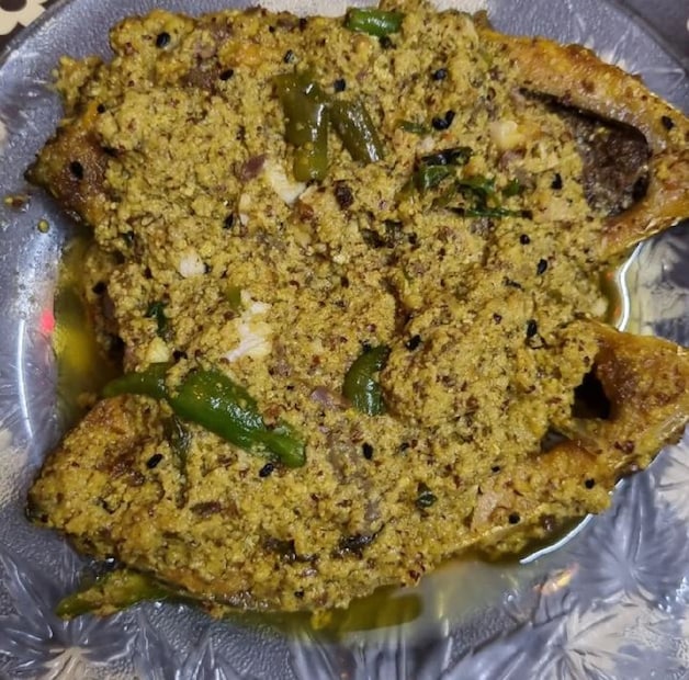 এ সময় বাজারে ইলিশ মাছের আনাগোনা৷ অভিনেতার পাতে পড়ল সর্ষে ইলিশ৷ 