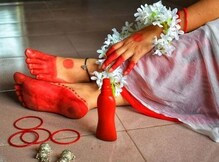 আলতা পায়ে লুকিয়ে রয়েছে চরম যৌবনের হাতছানি! শুধু বেছে নিতে হবে সঠিক ডিজাইন... আলতা পায়ে লুকিয়ে রয়েছে চরম যৌবনের হাতছানি! শুধু বেছে নিতে হবে সঠিক ডিজাইন...