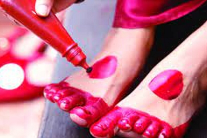 রেখায় ফুটবে আলতার নকশা: এই নকশাও হাত এবং পায়ের সৌন্দর্য কয়েক গুণ বাড়িয়ে দেয়। সাবেকি আলতায় যেন লাগে আধুনিকতার ছোঁয়া। এই নকশাও বেশ ছিমছাম। এর জন্য প্রথমে হাত-পায়ের আঙুলের ডগার খুবই অল্প অংশ ভরাট করে নিতে হবে। ভরাট অংশের পাশেই এ-বার আলতা দিয়ে সরু করে দুটি রেখা বা লাইন টেনে নিতে হবে। এ-বার পায়ের পাতার মাঝ-বরাবর একটা মোটা করে রেখা আঁকতে হবে। ঠিক তার উপরেই আর একটি অপেক্ষাকৃত সরু রেখা এঁকে নিতে হবে। আর সরু রেখাটির উপরে ছোট্ট ছোট্ট লাল টিপ দিয়ে নিলেই হল! এটা বেশ স্টাইলিশ একটা লুক এনে দেবে।