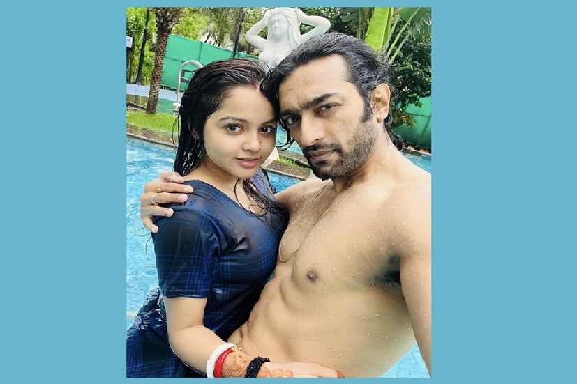 আর স্বামীর সঙ্গে রয়েছেন নবনীতা৷ জিতুর বাহুডোরে শাঁখা সিঁদুর পরে সকলের নজর কেড়েছেন সুন্দরী৷ 