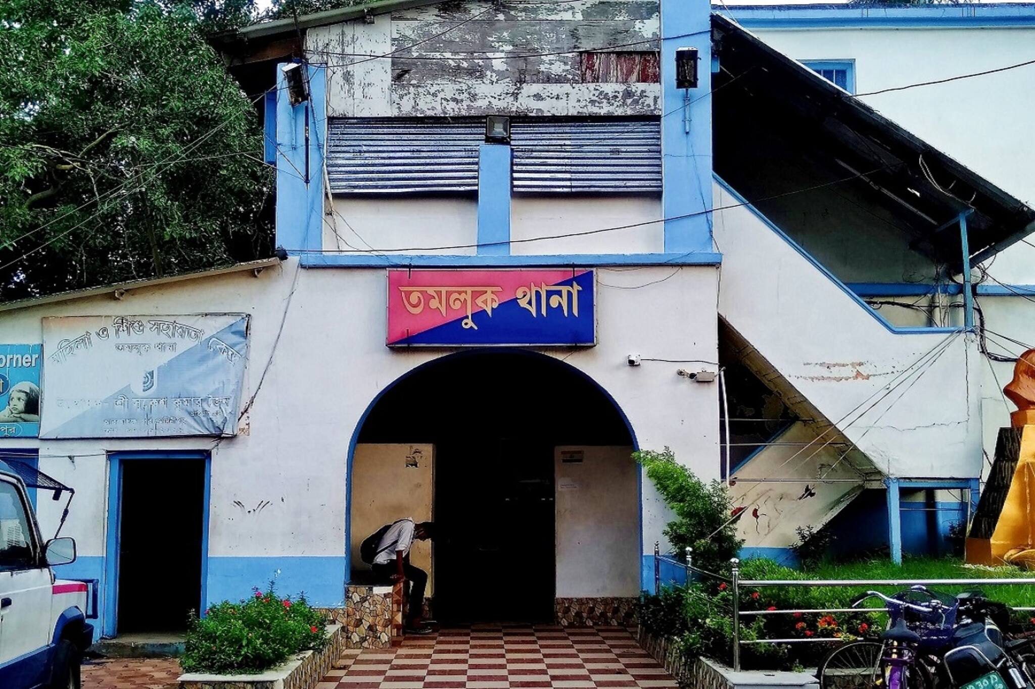 দাবি মতো চাঁদা দিতে অস্বীকার, শিক্ষকের বাড়িতে তালা ঝোলাল পুজো কমিটি!