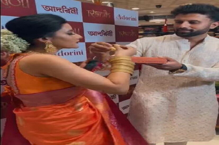 দেখে নিন নিখিল - ঊষসী জুটির জমজমাট কেমিস্ট্রি৷ কখনও লিখিল দরজা খুলে দিচ্ছেন কখনও আবার ঊষসী মিষ্টি ভেঙে নিজে হাতে খাইয়ে দিচ্ছেন নিখিলকে৷ Photo Courtesy- Rangoli Facebook Video Grab