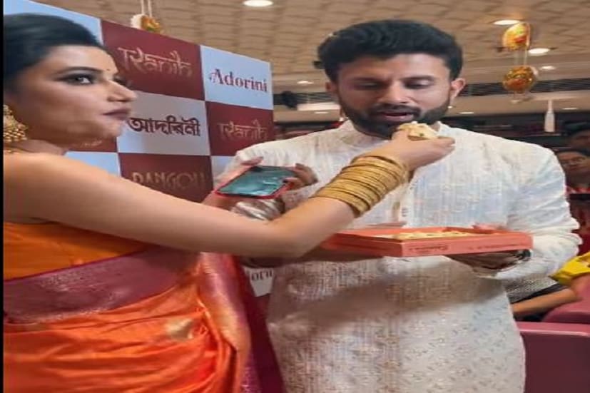 কমলা - বেগুনি কম্বিনেশনের শাড়িতে ঊষসী এবং সাদা পাঞ্জাবি -পায়জামায় নিখল- দুজনেই বিন্দাস সুন্দর দেখাচ্ছে৷ Photo Courtesy- Rangoli Facebook Video Grab