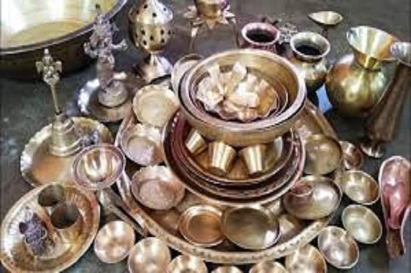 তবে অনেকেই ধনতেরাসে স্টিলের বাসন ব্যবহার করে থাকেন ধনতেরাসে স্টিলের কেনাকাটা অত্যন্ত শুভ বলেই মনে করা হয় ৷ তবে স্টিলের বাসন কেনার অত্যন্ত শুভ বিষয় এটাই যে স্টিলের বাসনপত্র প্রতিদিনের জীবনে প্রয়োজন হয় ৷ প্রতীকী ছবি ৷