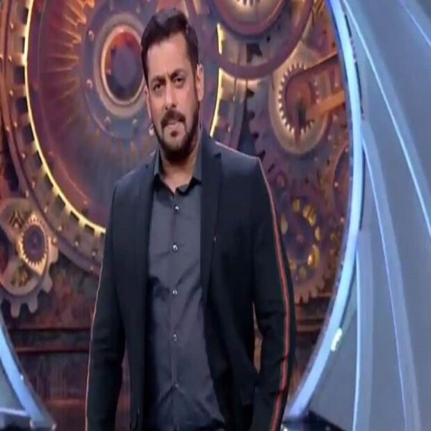 তবে সূত্রের খবর এবার বেশ কিছু পরিবর্তন আসতে চলেছে ৷ যেমন আগে প্রতিযোগী নমিনেশন নিয়ে বাইরে আলাপ আলোচনা করলে শাস্তির মুখোমুখি হতেন এবার তাঁরা নমিনেশন নিয়ে মুখ খুলতে পারবেন ৷ প্রতীকী ছবি ৷