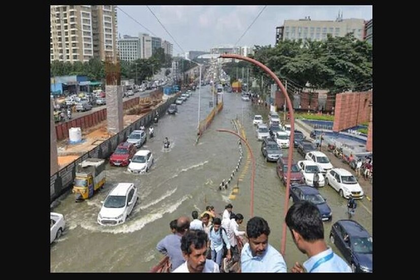 তবে তিনি শহরের পরিস্থিতির পিছনে কারণ হিসাবে পূর্ববর্তী কংগ্রেস সরকারের &quot;দুঃশাসন&quot;-কেই উল্লেখ করেছেন। তিনি বলেন, “মূলত সমস্যাটি দুটি এলাকায়৷ বিশেষ করে মহাদেবপুরা এলাকার ৬৯টি ট্যাংকের উপস্থিতি এবং প্রায় সবগুলোই হয় ভেঙে গিয়েছে বা উপচে পড়েছে। দ্বিতীয়ত, সমস্ত নির্মাণ নিচু এলাকায় এবং তৃতীয়টি হল দখল।&quot; মুখ্যমন্ত্রী বলেছিলেন যে অফিসার, ইঞ্জিনিয়ার এবং কর্মী এবং রাজ্য বিপর্যয় মোকাবিলা বাহিনী (এসডিআরএফ) প্রতিকূল পরিস্থিতি মোকাবিলায় কাজ করছে।
