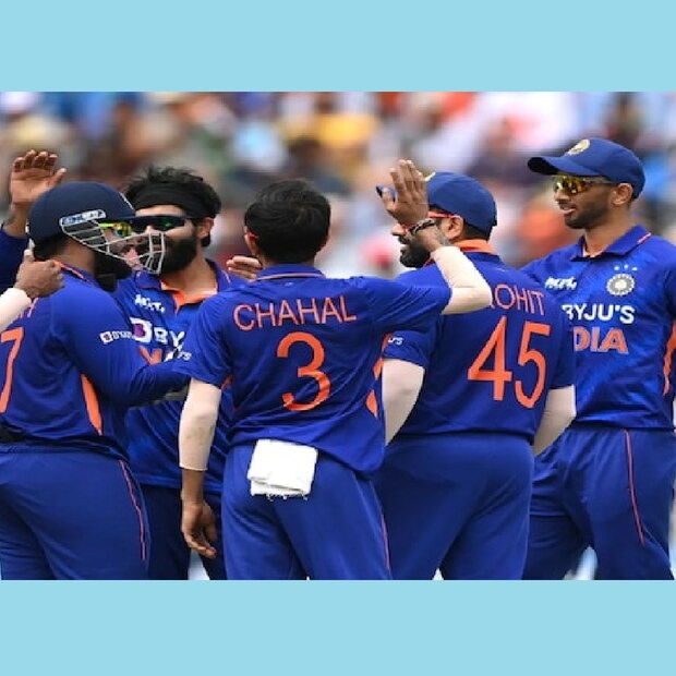 এই ক্রিকেটারদের ওপর থাকবে মিডল অর্ডার সামলানোর দায়িত্ব পাকিস্তানের বিরুদ্ধে মিডল অর্ডারের দমদার একবার ফের ইনফর্ম ক্রিকেটার বিরাট কোহলি, সূর্য কুমার যাদব, হার্দিক পান্ডিয়ার ওপর থাকবে৷ এই তিন ক্রিকেটার এবারের এশিয়া কাপে এখনও অবধি দুর্দান্ত পারফরম্যান্স দেখিয়েছেন৷ এছাড়াও উইকেটকিপার হিসেবে দীনেশ কার্তিকই প্লেয়িং ইলেভেনে সুযোগ পেতে পারেন৷ কার্তিক আইপিএলের পরে প্রচণ্ড ফর্মে রয়েছেন৷ চোটগ্রস্ত অলরাউন্ডার রবীন্দ্র জাদেজার জায়গায় অক্ষর প্যাটেল খেলতে পারেন৷ অক্ষরও ব্যাট-বল দুই নিয়েই পারফর্ম করতে পারেন৷