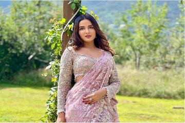 পাহাড়ের কোলে ফিনফিনে শাড়ি, খোলা চুল...জেসমিনের ছবি দেখতে নেটদুনিয়ায় ভিড়