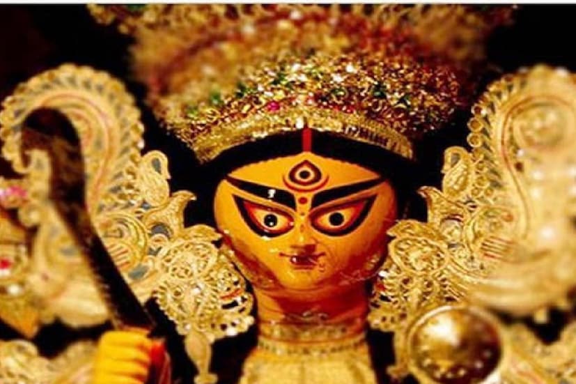 *দুর্গাপুজো এ বারে বিশ্বজনীন। কিন্তু বাংলাদেশের ক্ষেত্রে এ কথা মোটেই প্রযোজ্য নয়। কারণ বাংলাদেশে প্রতিবছরই হাজার হাজার দুর্গাপুজো হয়, আর তাতে অংশ নেন দেশের মানুষ। এ বারে অবশ্য সংখ্যাটা আরও বেশি। অন্যান্য বছরের তুলনায় প্রায় হাজারখানেক বেশি পুজো হচ্ছে। এ বছর বাংলাদেশে মোট ৪৭ হাজার ৪৪৬টি পুজো হচ্ছে৷ প্রতি বছর বাংলাদেশে সবথেকে বেশি পুজো হয় চট্টোগ্রামে৷ শুধু দুর্গা প্রতিমাই নয়, প্যান্ডেল বা আলোকসজ্জাতেও তাক লাগিয়ে দেয় কিছু প্রাচীন বাংলাদেশের পুজো৷
