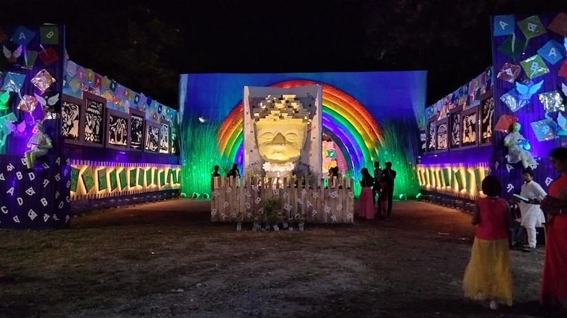 রথখোলা নবীন সংঘের ৪৭ তম বর্ষে এইবার থিম আপনাদের প্রশ্নের উত্তর।  এই টিমের মাধ্যমে মুঠো ফোনের প্রতি আসক্তি সহ বর্তমান প্রজন্মের যাবতীয় সমস্যার সমাধান কে তুলে ধরার চেষ্টা করা হয়েছে। ( লেখা ও ছবি: অনির্বাণ রায় )