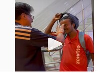 এক ঘণ্টা পর খাবার আসে! জোম্যাটো ডেলিভারি বয়ের আরতি করলেন দিল্লির ব্যক্তি! ভাইরাল এক ঘণ্টা পর খাবার আসে! জোম্যাটো ডেলিভারি বয়ের আরতি করলেন দিল্লির ব্যক্তি! ভাইরাল