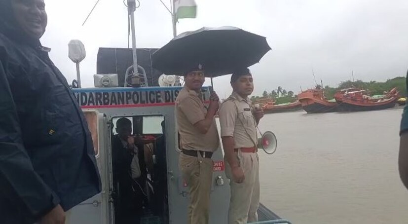 অন্যদিকে, সুন্দরবনে সাইক্লোনের দাপটের সম্ভাবনা রয়েছে। সুন্দরবন পুলিশ বাসিন্দাদের সতর্ক করতে শুরু করেছে মাইকিং। 