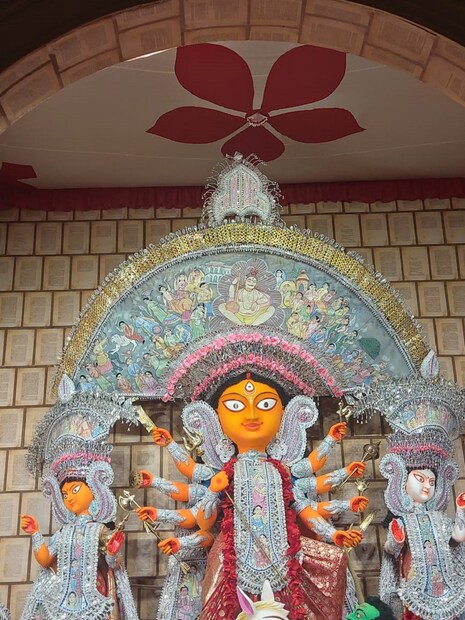 এক চালচিত্রের মাতৃপ্রতিমা সমাজসেবীর মণ্ডপে সুশোভিতা৷ 