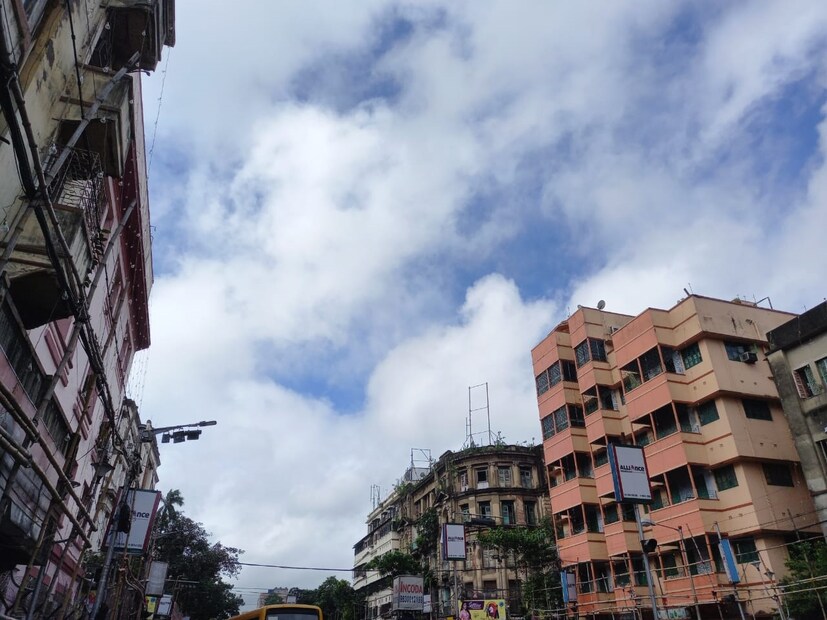   আজ, সোমবার কলকাতায় সর্বনিম্ন তাপমাত্রা ২১.৬ ডিগ্রি সেলসিয়াস। স্বাভাবিকের থেকে যা ১ ডিগ্রি কম। গতকাল বিকেলে সর্বোচ্চ তাপমাত্রা ছিল ৩১.৪ ডিগ্রি সেলসিয়াস। যা স্বাভাবিক তাপমাত্রা। বাতাসে আপেক্ষিক আর্দ্রতার পরিমাণ ৪৭ থেকে ৯৩ শতাংশ। গত ২৪ ঘণ্টায় কলকাতা শহরে কোনও বৃষ্টি হয়নি।   আগামী বৃহস্পতি ও শুক্রবার হালকা বৃষ্টির সামান্য সম্ভাবনা দার্জিলিং এবং কালিম্পং-এর পার্বত্য এলাকায়। 