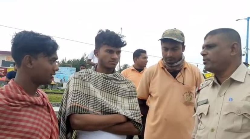 পুলিশ সমুদ্রস্নানে নিষেধাজ্ঞা জারি করেছে। 