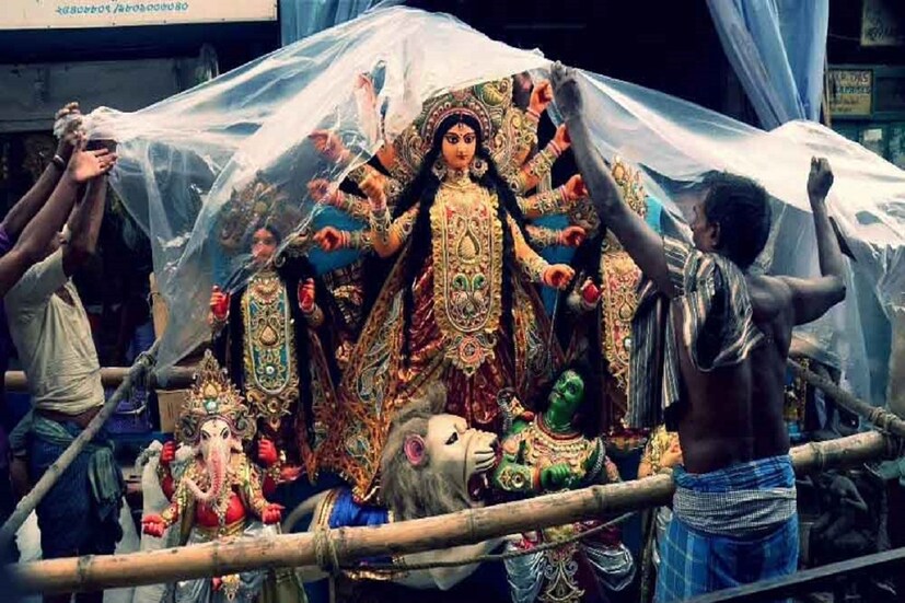 করোনার অতিমারির ভয়াবহতা কাটিয়ে খানিকটা ছন্দে ফিরেছে জীবন। এসে গিয়েছে বাঙালির শ্রেষ্ঠ উৎসব দুর্গাপুজো। কিন্তু জমিয়ে ঠাকুর দেখার পথে বাধা হতে চলেছে আবহাওয়া। ঘূর্ণাবর্তের জেরে এবারের পুজো মাটি হওয়ার আশঙ্কা রয়েছে।