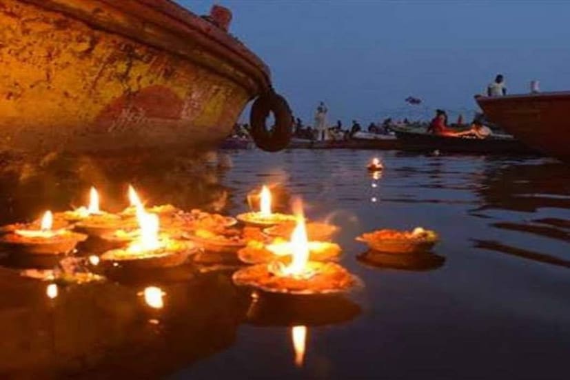 কার্তিক মাসে শরীরে তেল মাখা নিষিদ্ধ। শুধুমাত্র নরক চতুর্থীতে একদিন তেল লাগাতে পারেন।এ মাসে অরহোর, মুগ, মসুর, মটর ও ছোলার মতো দুটি ডাল খাওয়া উচিত নয়।