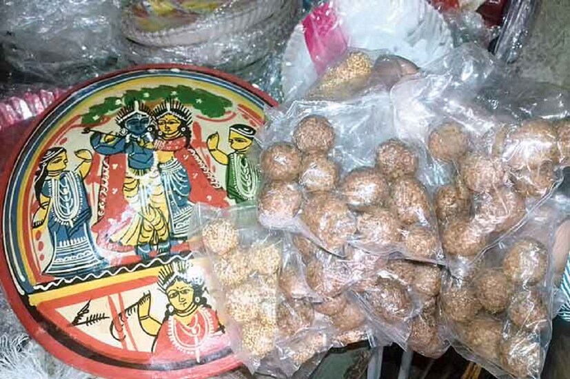 লক্ষ্মীপুজোর সঙ্গে কিন্তু নারকেলের একটা গভীর সম্পর্ক রয়েছে৷ লক্ষ্মীপুজোর প্রসাদের প্রধান উপকরণই হল নাড়ু। নারকেল কুরে তাতে গুড় বা চিনির পাক দিয়ে নাড়ু বানানো হয়। নারকেল ছাপ সন্দেশ, চন্দ্রপুলি এসবও কিন্তু লক্ষ্মীপুজোয় প্রয়োজনীয় উপকরণ৷ 