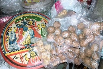 হাত ঘুরিয়ে নাড়ু বানানোর সময় নেই, লক্ষ্মীপুজোয় ভরসা প্যাকেটের নাড়ু, দাম কত? জান হাত ঘুরিয়ে নাড়ু বানানোর সময় নেই, লক্ষ্মীপুজোয় ভরসা প্যাকেটের নাড়ু, দাম কত? জান