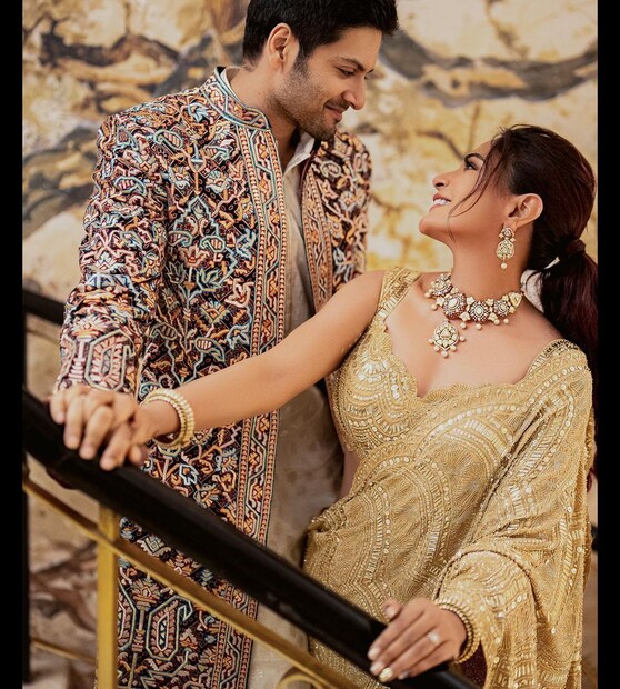 বলিউডের তারকা-জুটির প্রাক-বিবাহ অনুষ্ঠানও কিন্তু দেখার মতো। শুক্রবার ছিল মেহন্দি। শনিবার হল সঙ্গীত। ৬ অক্টোবর বিয়ে করবেন তাঁরা। 