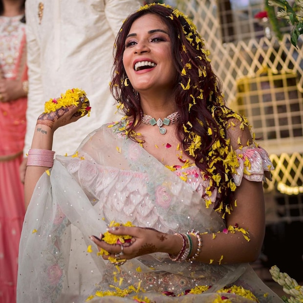 গাঁদা ফুলের কুঁচিতে রিচা হয়ে উঠেছিলেন আরও সুন্দর৷